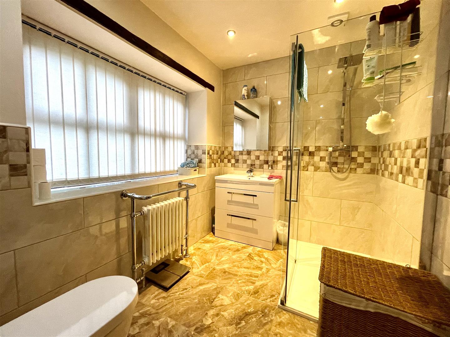 EN SUITE SHOWER ROOM